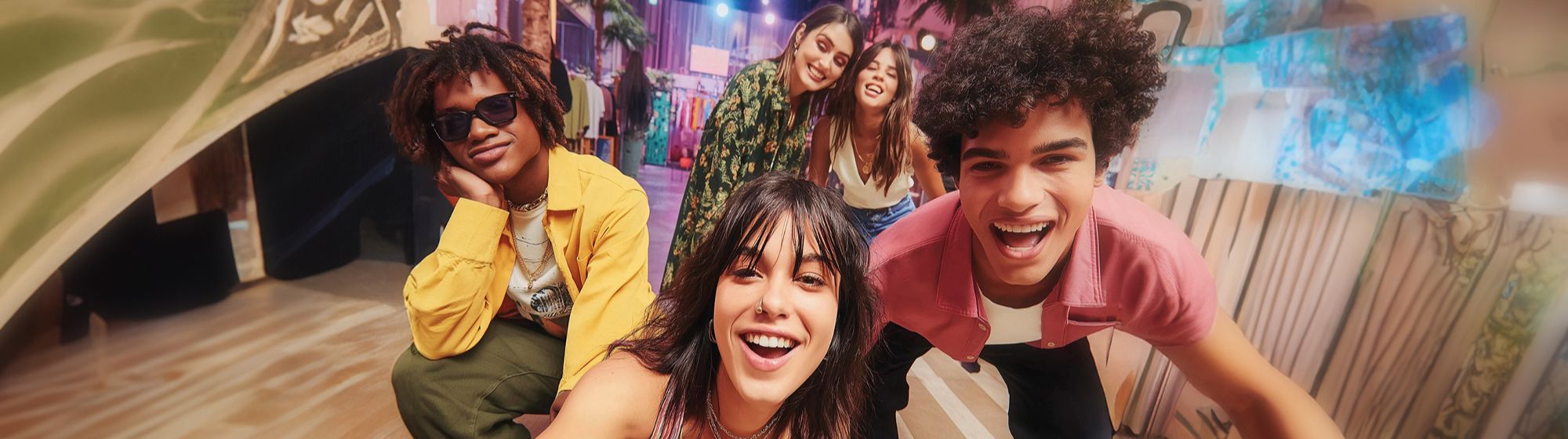 Bannière SIEC 2026 - Groupe de jeunes adultes souriants avec une ambiance colorée et conviviale