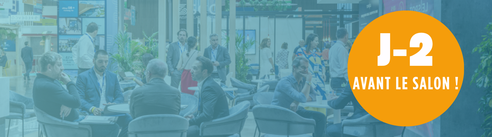 Visuel annonçant J-2 avant le salon, avec en arrière-plan des professionnels échangeant dans un espace de networking.