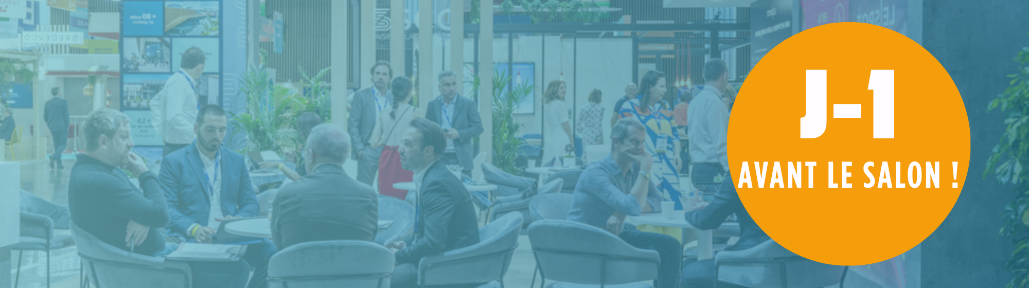 Visuel annonçant J-2 avant le salon, avec en arrière-plan des professionnels échangeant dans un espace de networking.