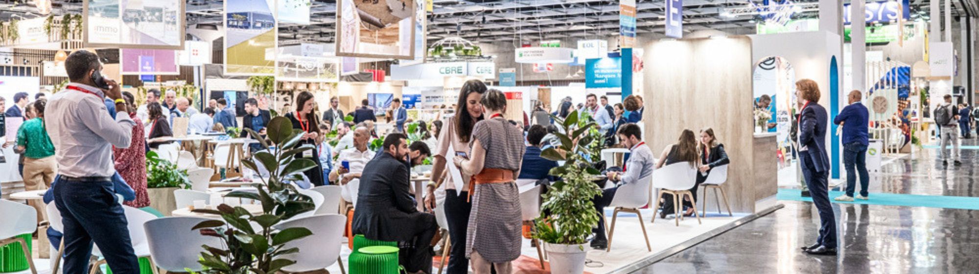 Discussions between exhibitors and visitors at the Siec