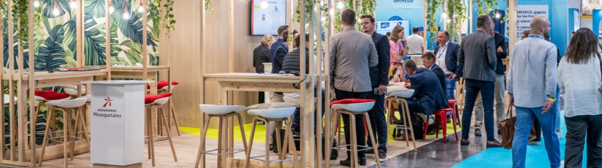 Salon SIEC avec stands d’exposants en immobilier de commerce, espaces de networking et visiteurs professionnels en échange dans les allées du salon.