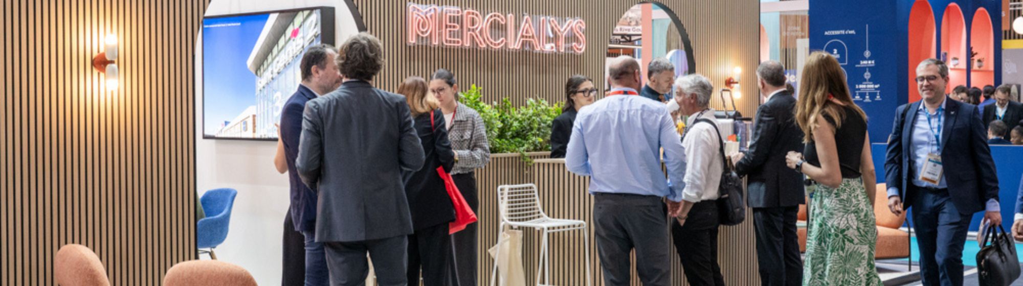Stand Mercialys au Siec, animé par des échanges entre exposants et visiteurs.