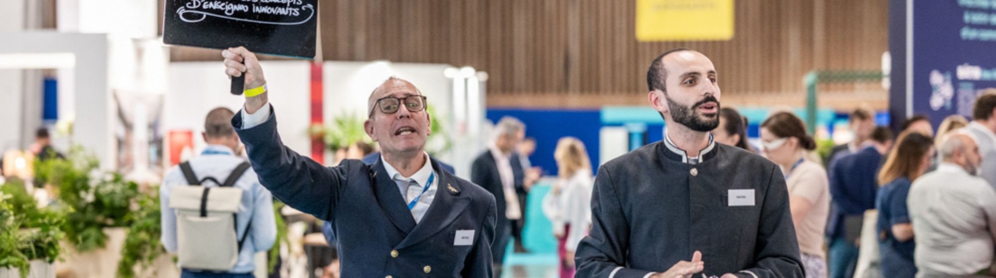 Performance de  Nikito au Siec accueillant et guidant les visiteurs dans les allées du salon.