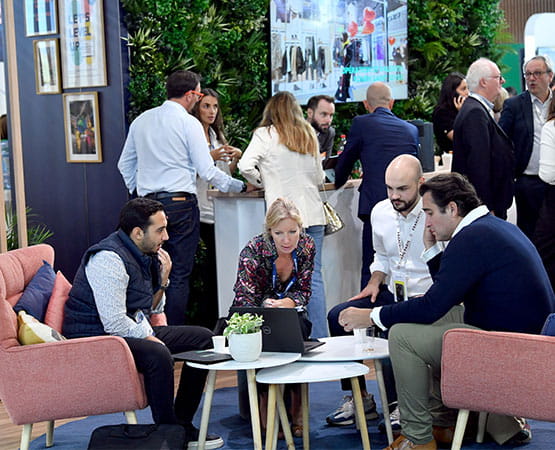 Visitors and exhibitors meet on a Siec stand