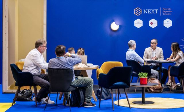 Professionals meeting and networking in the Siec VIP lounge.