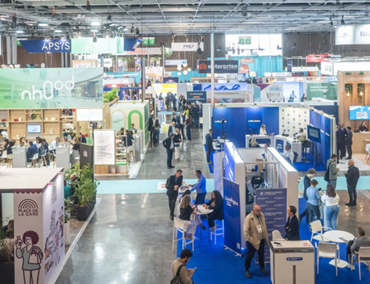 Vue panoramique du salon SIEC 2026 avec les stands des exposants, les allées animées et les professionnels en rendez-vous au sein de l’espace d’exposition.
