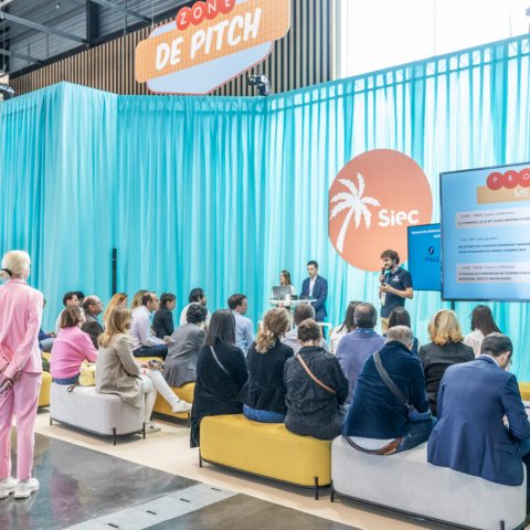 Participants assistant à une session de pitch au SIEC 2026, dans un espace dédié aux prises de parole et au partage d’expertises du secteur.