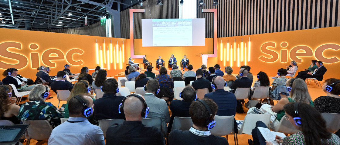 Salle de conférences du SIec avec plein de visiteurs