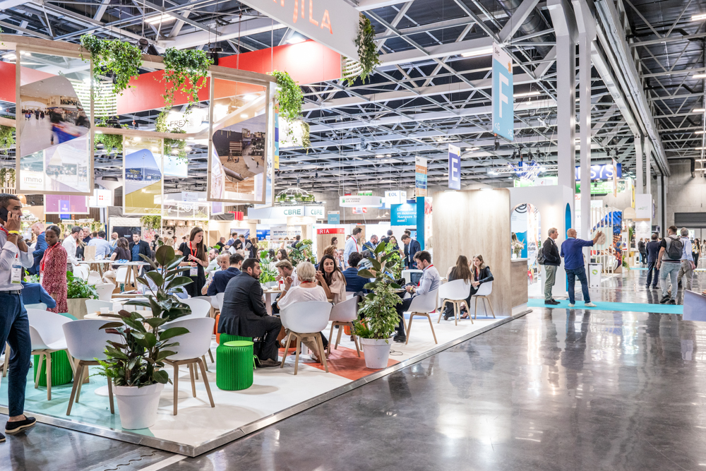 Main aisle of Pavilion 6 at Siec 2025, bringing together exhibitors and visitors in a lively atmosphere.