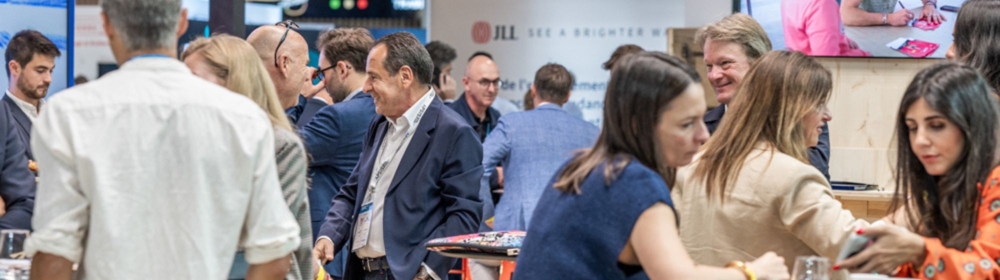 Participants et professionnels échangeant sur les stands lors du SIEC, salon dédié à l’immobilier commercial et aux acteurs du retail.