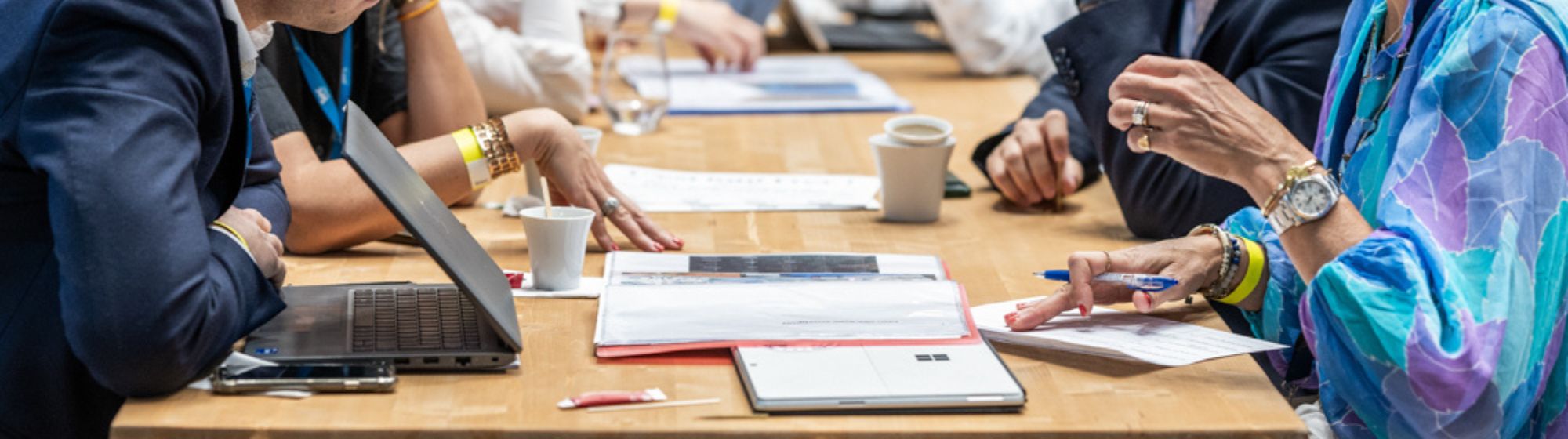 Professionnels du retail et de l’immobilier commercial en réunion de travail et networking lors du salon SIEC.