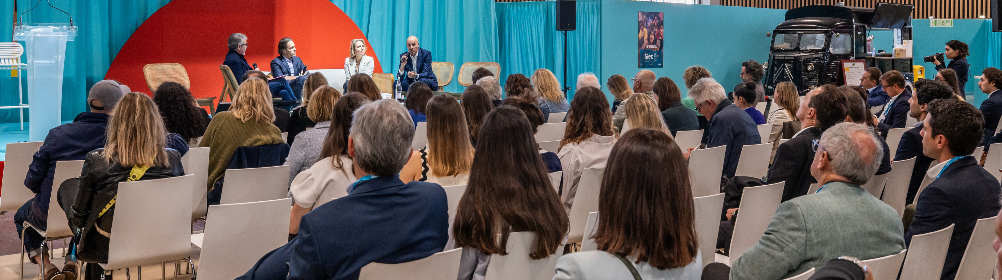 Public assistant à une conférence du SIEC 2026 sur l’héritage et l’avenir du commerce physique