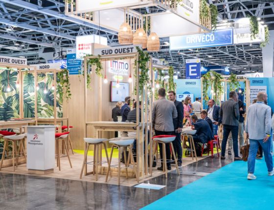 Salon SIEC avec stands d’exposants en immobilier de commerce, espaces de networking et visiteurs professionnels en échange dans les allées du salon.