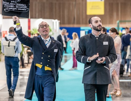Performance de Nikito au Siec accueillant et guidant les visiteurs dans les allées du salon.