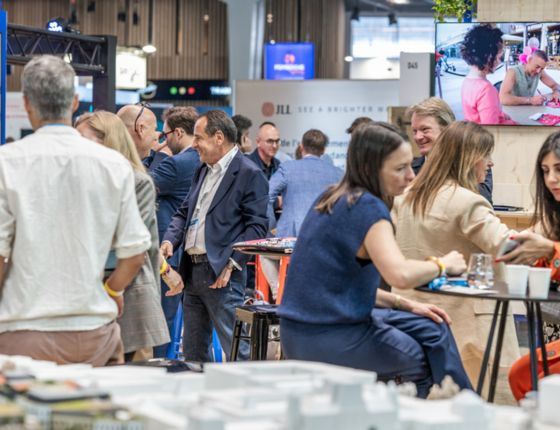 Participants and professionals chatting at booths during SIEC, a trade show dedicated to commercial real estate and retail players.