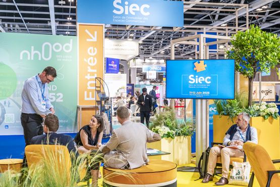 Vue du stand Siec 2025 avec visiteurs en discussion et signalétique du salon à Paris Expo Porte de Versailles.