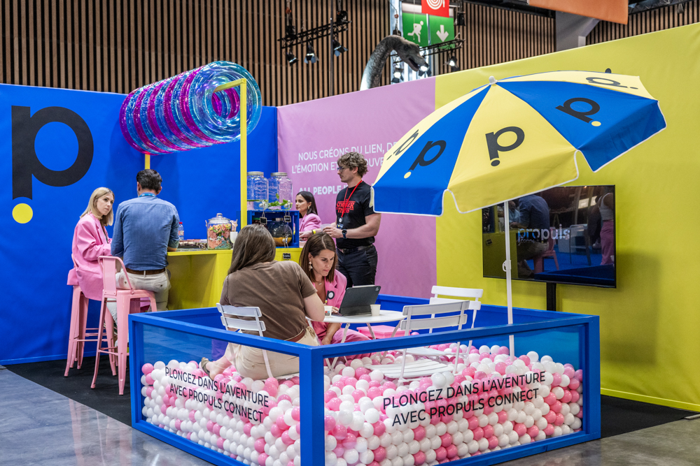 Colorful Propuls Connect booth at Siec 2025, showcasing the event’s creativity and innovation through immersive design and customer experience.
