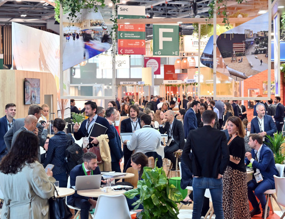 Exhibitors and visitors in meetings during the Siec 2024