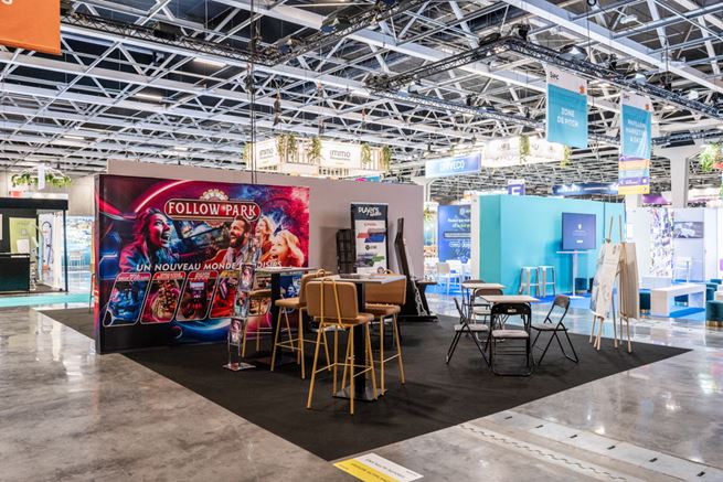 Stand Follow Park au Siec, présentant de nouvelles expériences de loisirs immersives.
