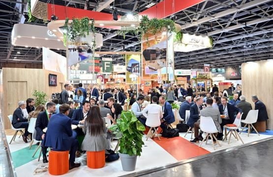 Vue générale d’un salon professionnel animé avec des discussions et des échanges entre participants.