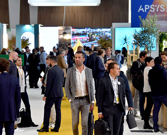 Visitors in the aisles at Siec